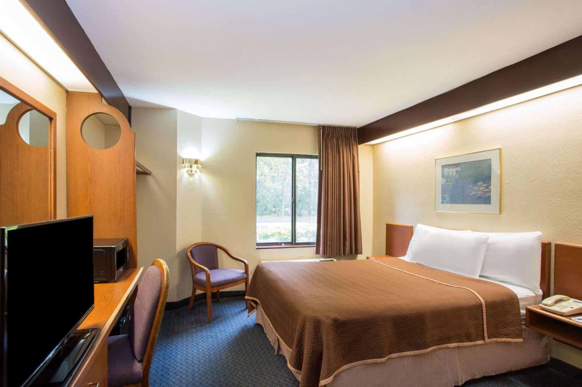 4 Airport Hotels Close to Calusa Nature Center Fort Myers