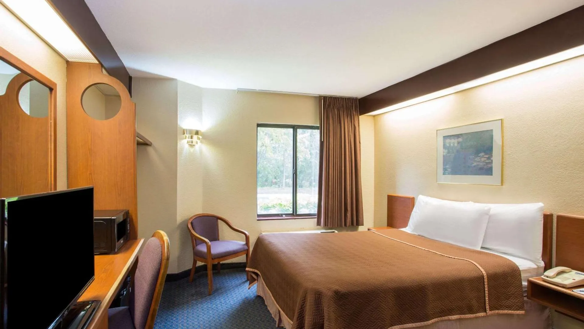 4 Airport Hotels Close to Calusa Nature Center Fort Myers